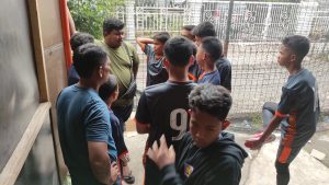 MTsN B sedang mendengarkan arahan pelatih
