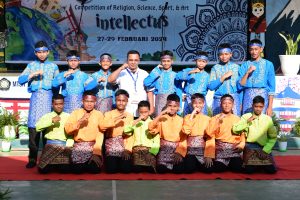 Foto bersama dengan tim Rapa'i MTsN 1 Kota Lhokseumawe sebelum tampil