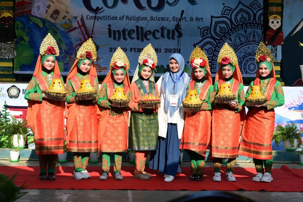 Foto bersama dengan tim Ranup Lampuan MTsN 1 Kota Lhokseumawe sebelum tampil