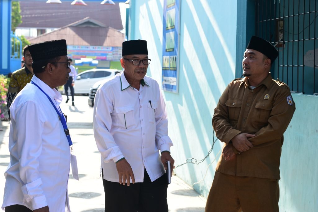 Kepala madrasah, Husni, S.Ag, M.Pd menyambut kedatangan Kasubbag TU Kemenag Kota Lhokseumawe, Drs. H. Hamdani, dan Geuchiek Gampong Lancang Garam, Fauzan